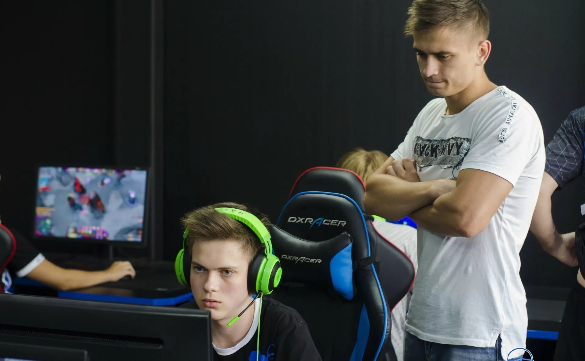 Команда молодых стильных людей. Подростки команда. Команда vm. Команда проекта (10 человек). Дети футболисты.