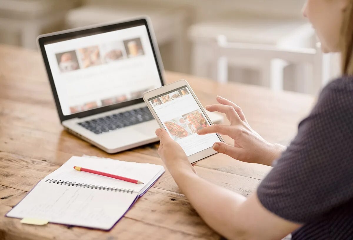Read blogs. Чтение istock. чтение блога фото. reading a blog. индивидуальный блог.