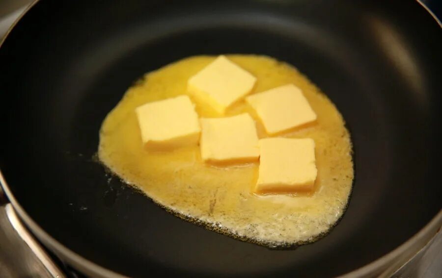 жир животный топленый. маргарин на сковородке. тающий жир. кусочек сливочного масла. масло сливочное.