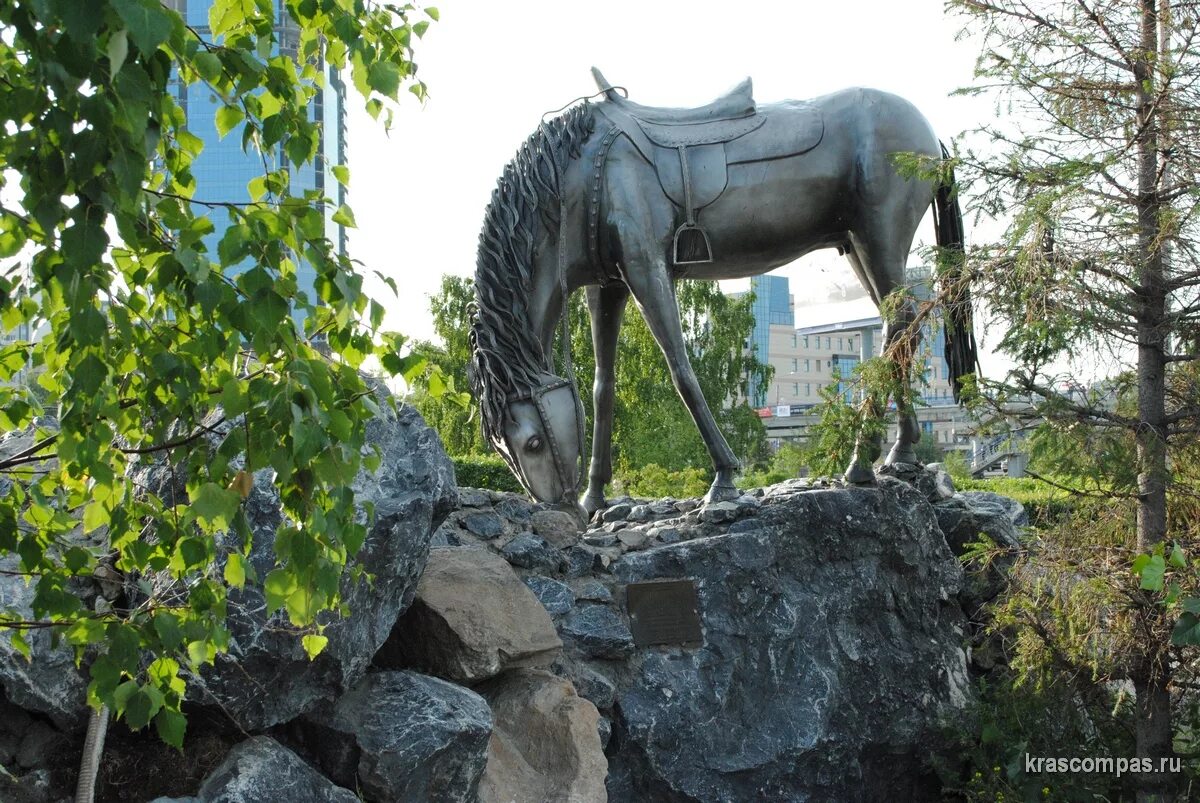 Где находится белая лошадь. Памятник лошадь белая красноярск. скульптура белая лошадь в красноярске. памятник лошадь белая. памятник лошади в красноярске.