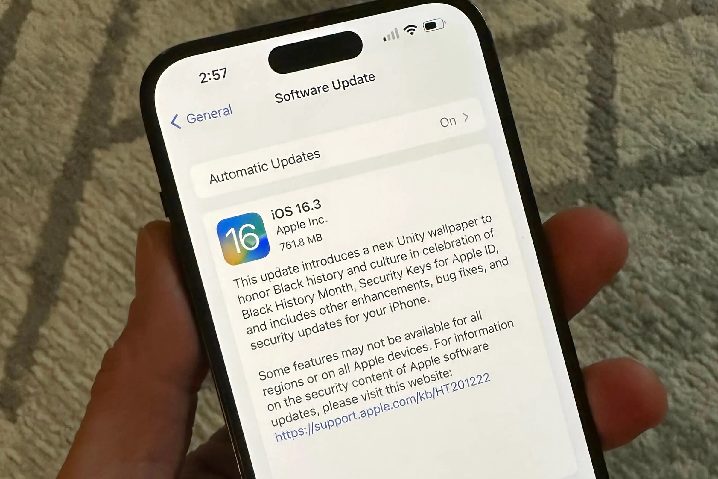 Версия ios 17.3 1. Новая версия IOS. 16 Версия айфона. Новое обновление IOS 16. IOS 16 на iphone 8.