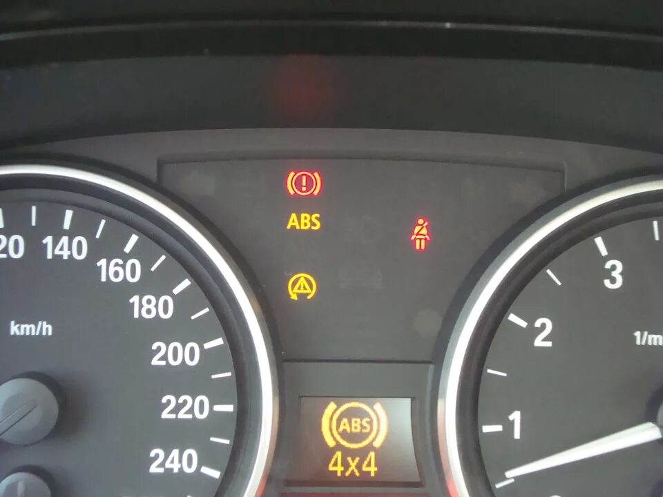 Датчик АБС БМВ е70. Индикатор check engine BMW x5 e53. Датчик АБС ошибки БМВ х3 е83 на панели. Значок АБС В БМВ е90.