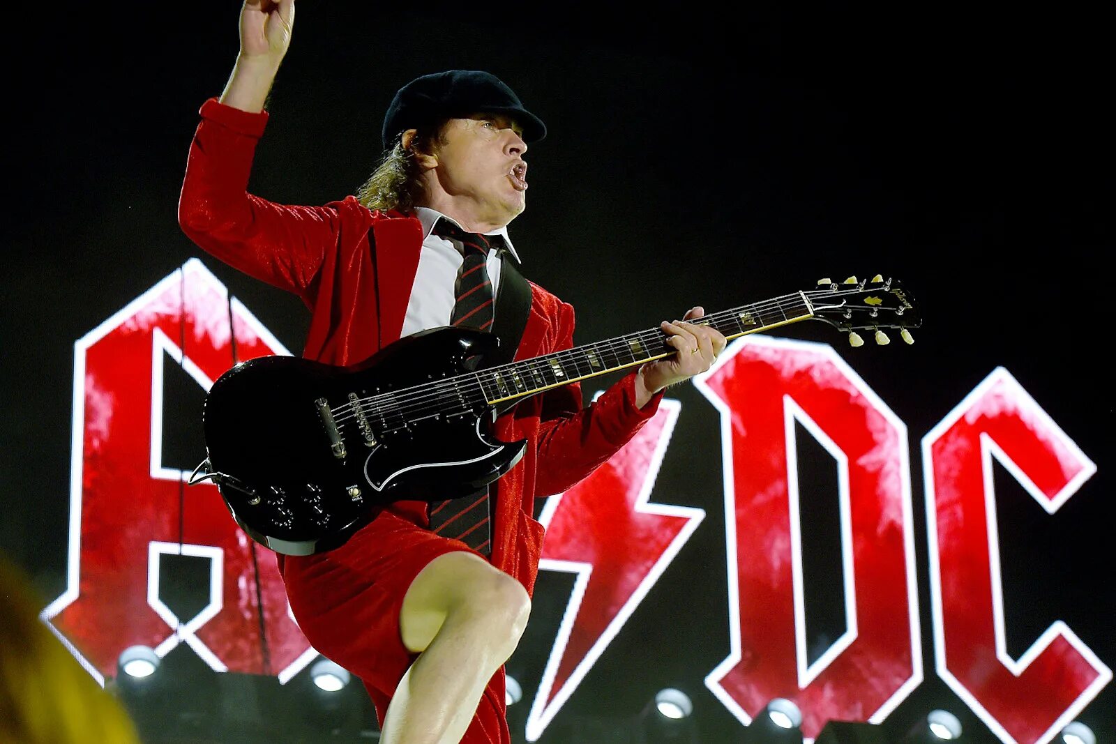 Постеры группы ас дс. Ac/dc группа 2021. Гитарист эйси диси. Ас дс ю. Рок группа ac dc.