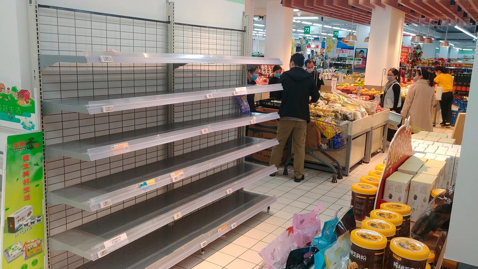 Прилавки москва. Пустые полки супермаркета. Пустые прилавки супермаркета. Прилавок на рынке пустой. Пустые прилавки в Европе.