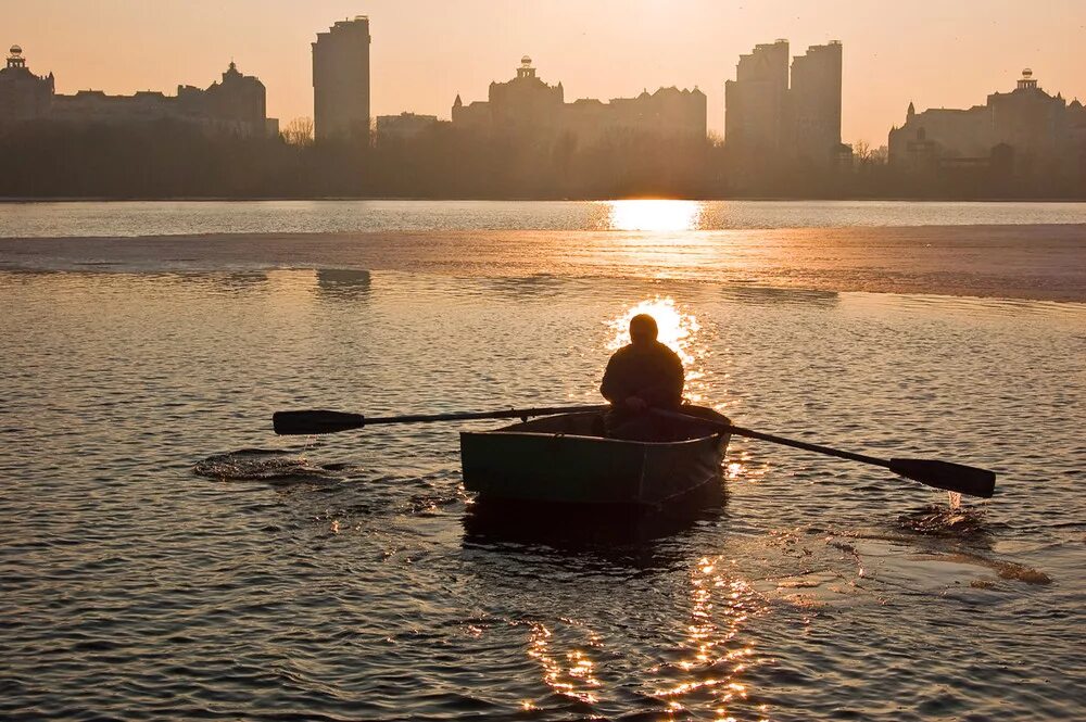 Лодочка с веслами. Лодка плывет по реке. Пластиковая лодка с веслами. Лодка деревянная с веслами. Лодка деревянная с веслами.