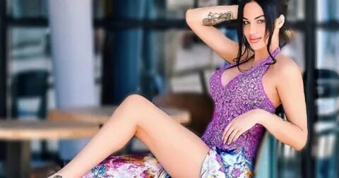 Үстел үстінде менің дос қызымды жалады