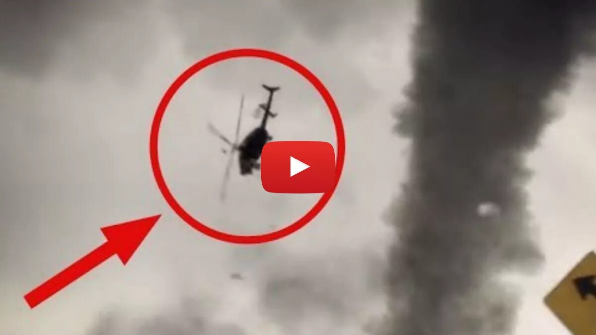 торнадо засасывает людей.