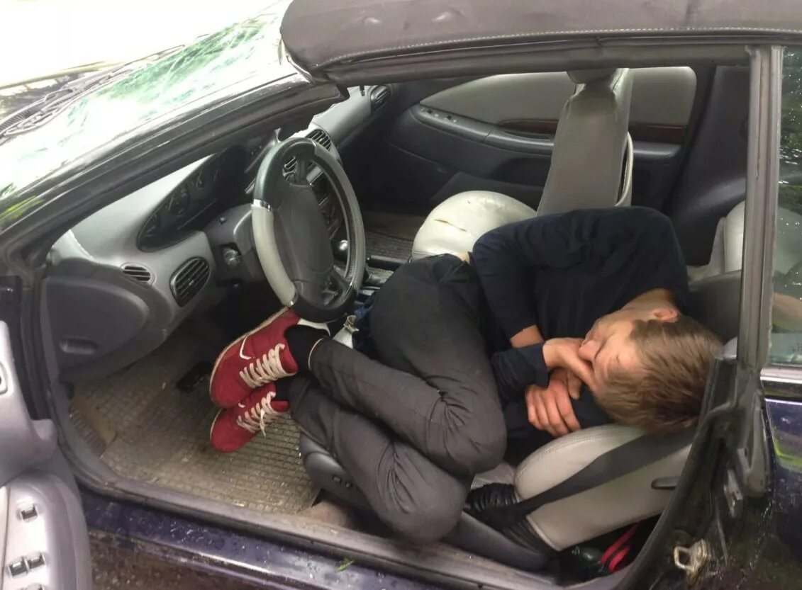 Уснул в автомобиле. Человек в машине. Во сне угоняют машину. Сон угон машины мужчине. Сон в машине.