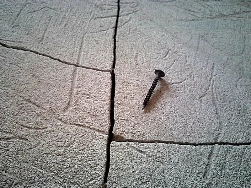 Трещина в полу. Трещины в стяжке. Стяжка растрескалась. Трещины в бетонной стяжке. Трещины в стяжке пола.