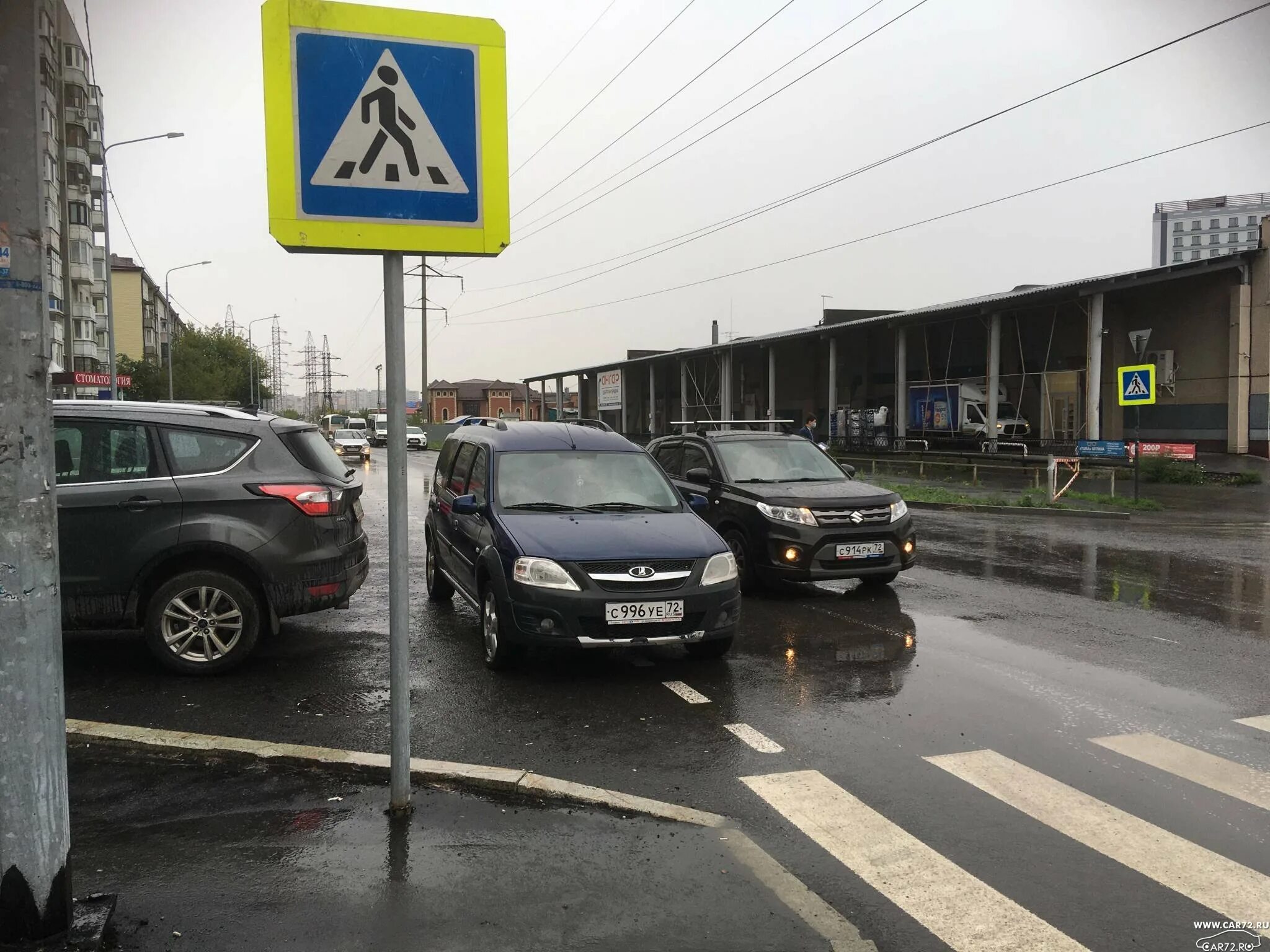 Машина на парковке. Нарушение правил парковки. Парковка вдоль проезжей части. Стоянка в неположенном месте. Правила стоянки на моравском переулке.