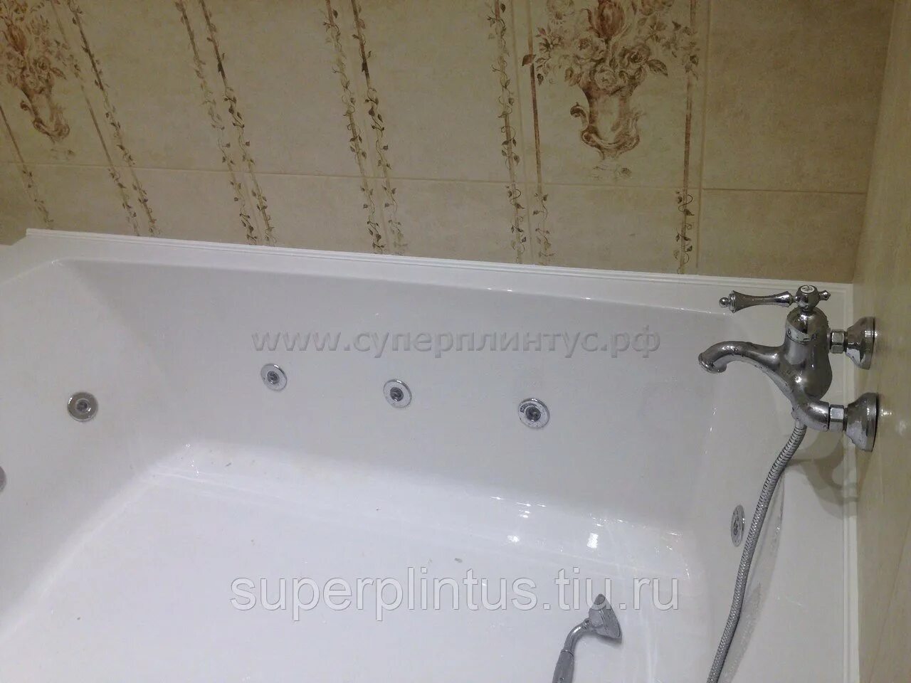 Керамический бордюр в ванной комнате: как выбрать и приклеить