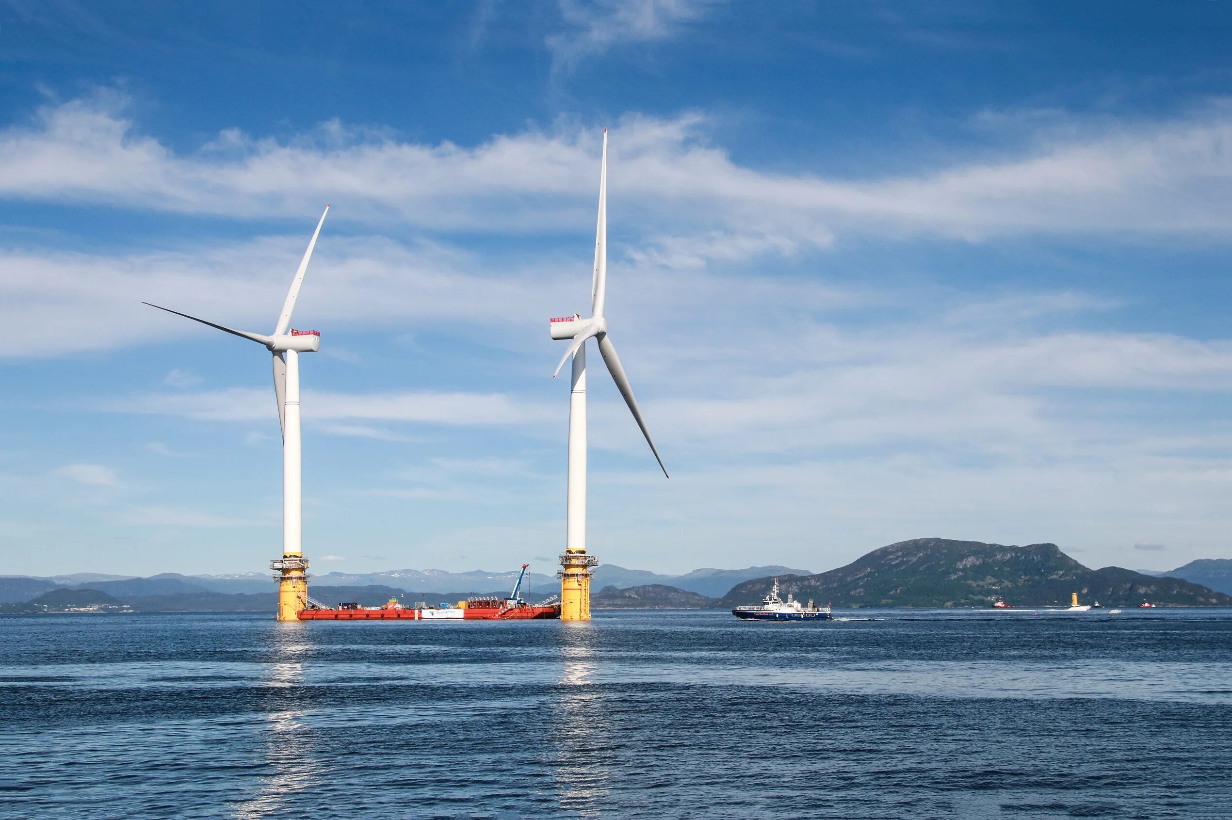 Hywind Scotland первая плавающая ветроэлектростанция. Offshore Wind Turbine. Плавучий ветропарк Hywind Scotland. Ветропарк в Норвегии.