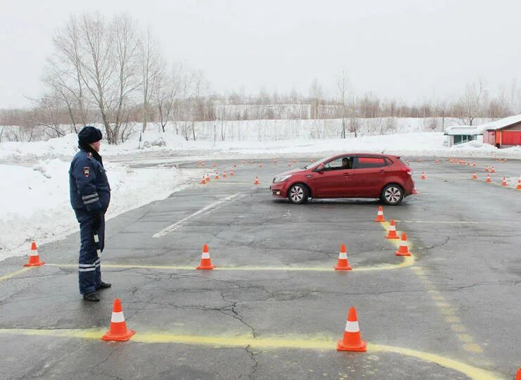 Зимний автодром. Площадка для вождения. Экзамен эстакада на автодроме. Площадка автошколы. Сдача вождения в гаи видео