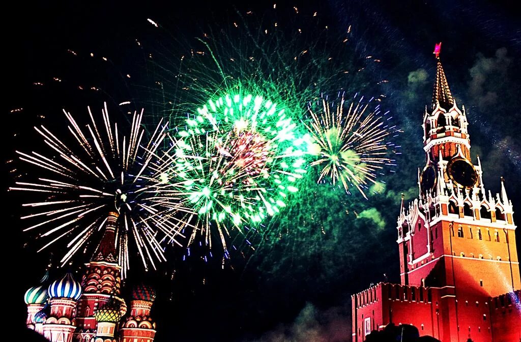 Куранты на спасской башне новогодние. Новый бой курантов кремлевских. Новый бой курантов кремлевских. Куранты новый год. Новый бой курантов кремлевских.