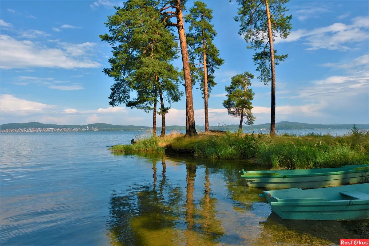 Озеро большое чистое. Озеро Таватуй Свердловская область. Калиново озеро Таватуй. Озеро Таватуй Урал. Поселок Калиново озеро Таватуй.