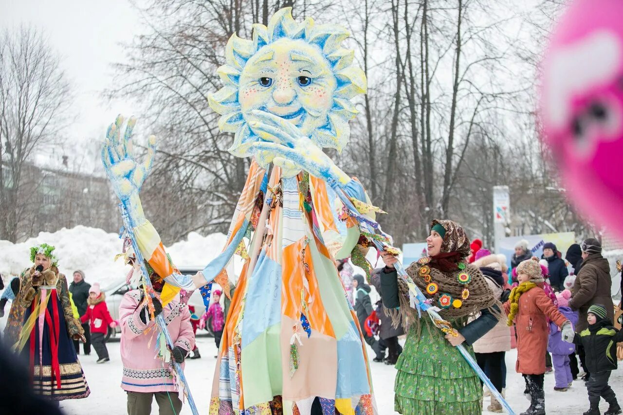 масленичный паровоз. паровозик масленица музыкальная. костюм масленицы. солнечный сургутский район масленица. московские гуляния на масленицу.