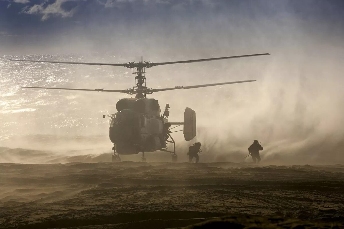 Вертолет самолет человек. Вертолет фон. Вертолет в тумане. Военный вертолет в небе. Военный вертолет в поле.