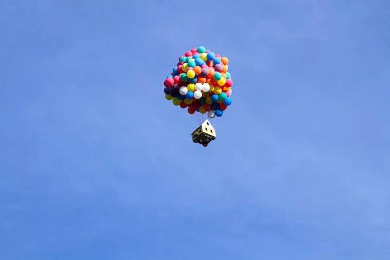 Домик на воздушных шариках. Летающий дом на воздушных шарах. Шары в небе.