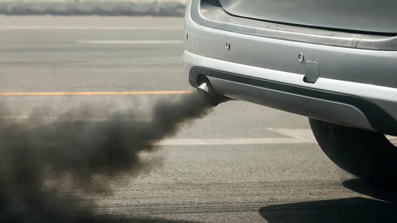 Выхлопные газы автомобилей воздух. Выхлоп машины. Выхлопы от автомобилей. Выхлопные ГАЗЫ автомобилей. Загрязнение выхлопными газами автомобилей.