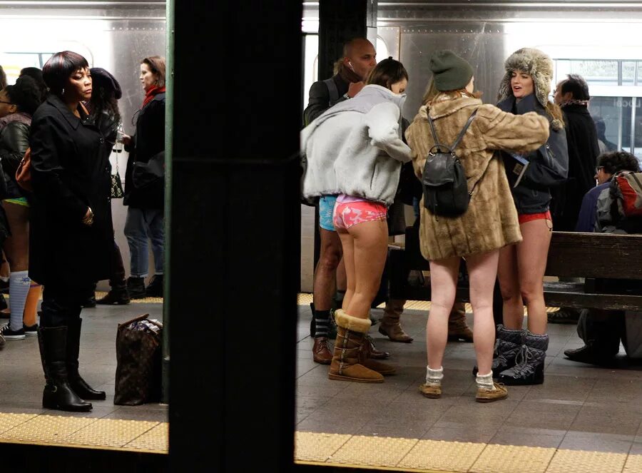 No Pants Subway Ride Москва. No Pants Subway Ride 2012. Метро без штанов 2011 Нью Йорк. В метро без штанов.