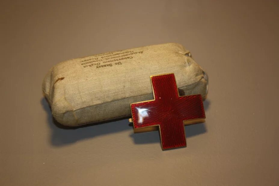 Красный крест первая мировая. Красный крест 1918. Индивидуальный перевязочный пакет. Индивидуальный перевязочный пакет первой мировой войны. Российский перевязочный пакет.