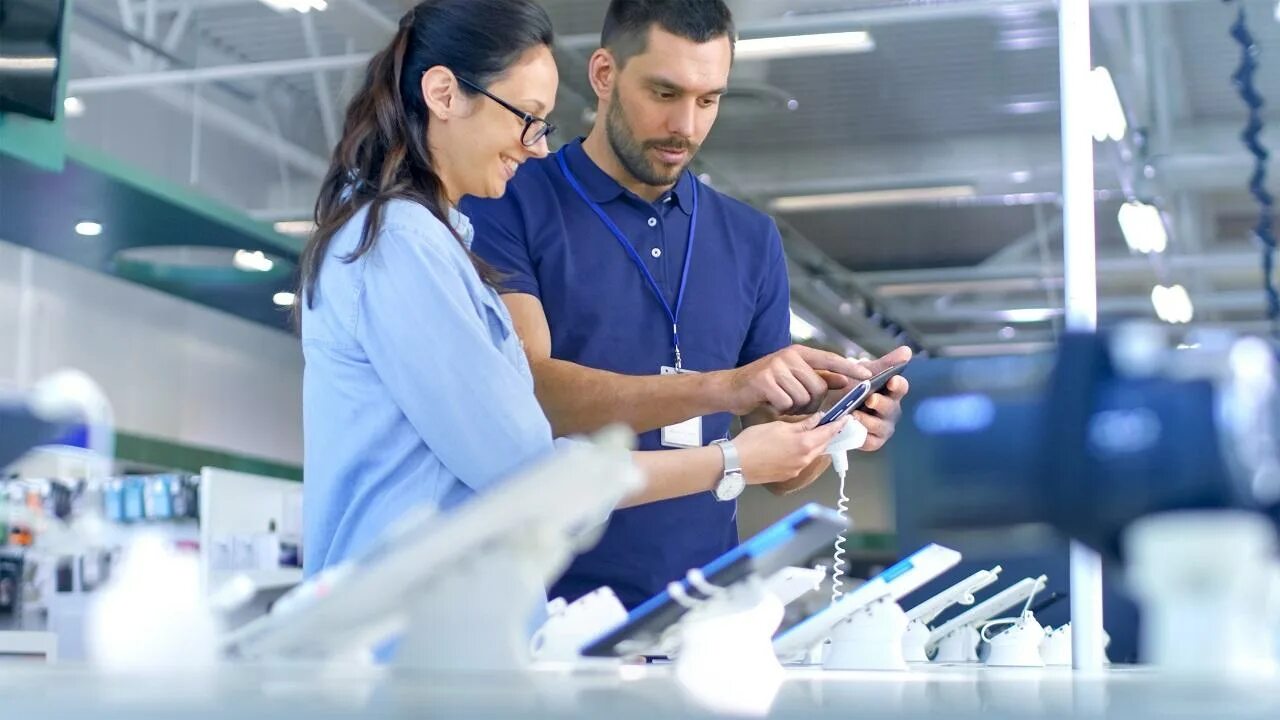 Покупатели бытовой техники и электроники. Продавец консультант. Покупатель в магазине электроники. Консультант в магазине техники. Продавец в магазине электроники.