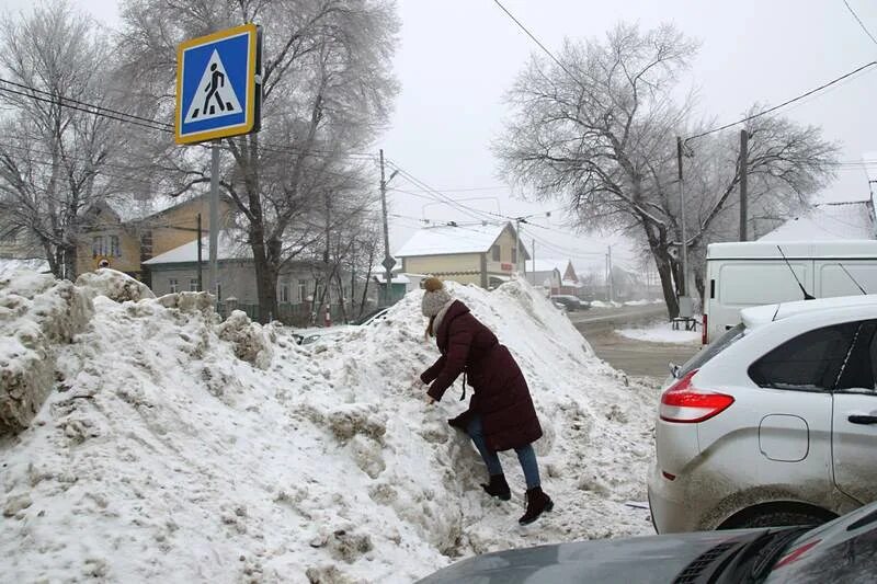 На сугробах видны. Снежные валы на дорогах. Сугробы на дороге. Пешеходы зимой. Снежная дорога сугробы.