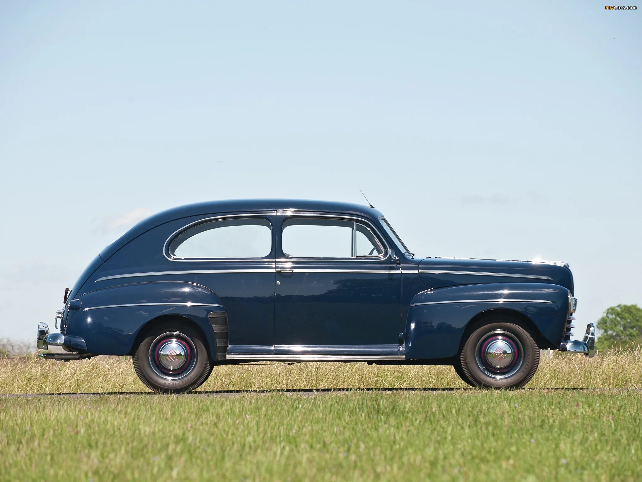 Super deluxe. 1946 Ford super Deluxe. Форд Делюкс 1946 седан. Ford v8 Deluxe Tudor sedan. 1946 Ford sedan.