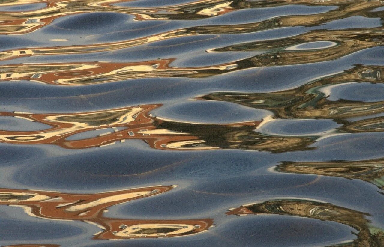 Отражаются на поверхности воды. Зеркальная гладь воды. Зеркальная поверхность. Зеркальная поверхность воды. Блики на воде.