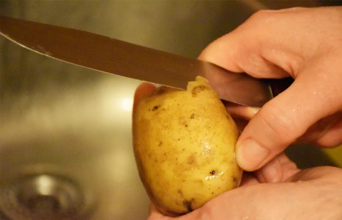 Сколько держать картофель. Чистка картофеля. Картофель очищенный. Картофель/ почищенныйножом. Помыть картошку.