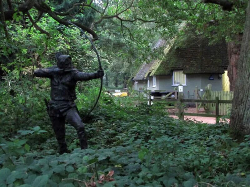 Дом робина гуда. Дом робин гуда. Фотозона робин гуд. Робин гуд и мэриан. Шервудский лес робин гуд.
