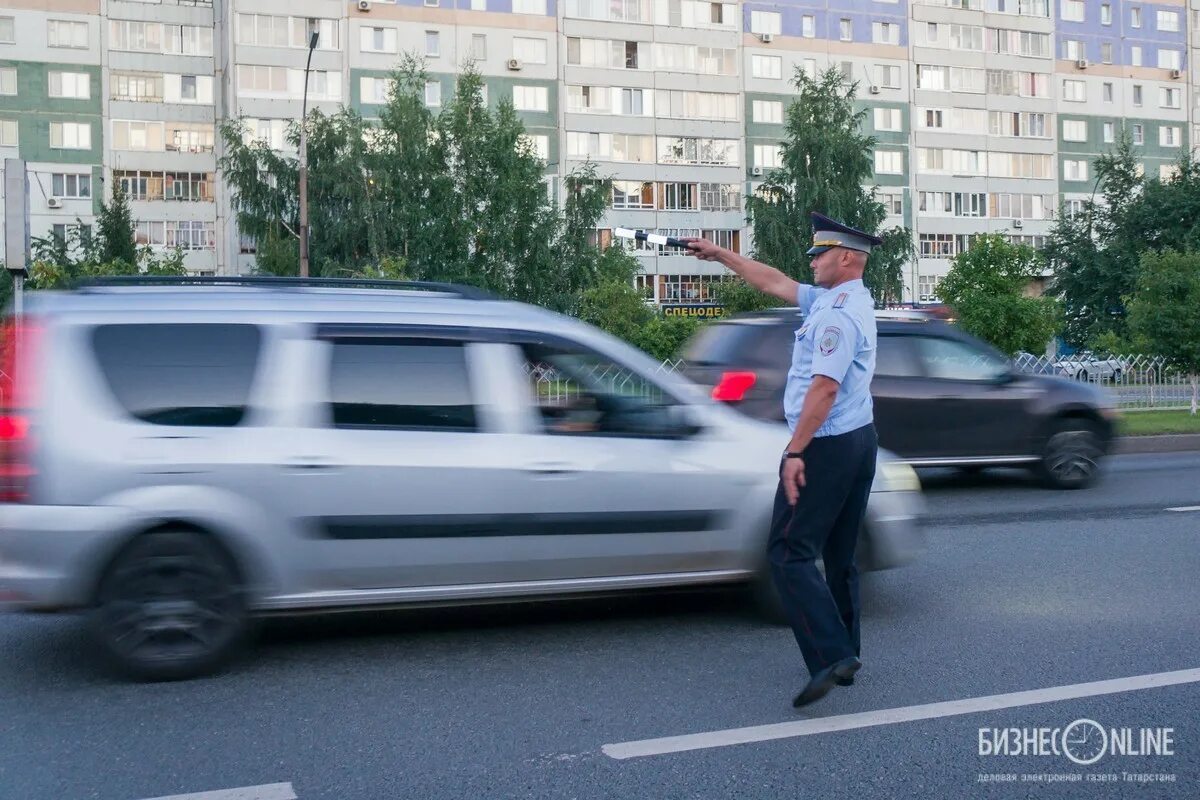 Езда без прав. Машины ДПС Казань. Водитель за рулем. Таксист в машине.