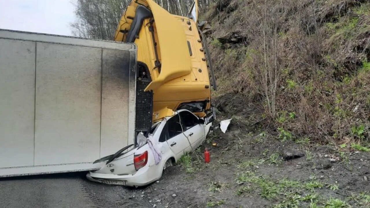 М 5 упал. Фура раздавила легковушку.