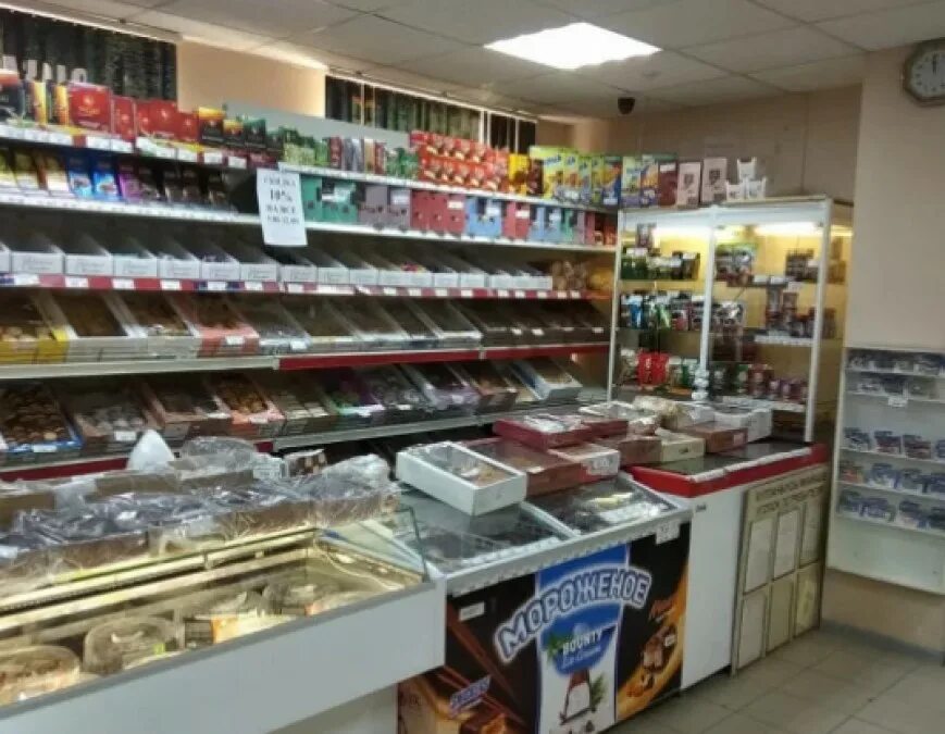 В уфе продается. Небольшой продуктовый магазин. маленький продуктовый магазин. что продается в продуктовом магазине. магазин продукты 2004.