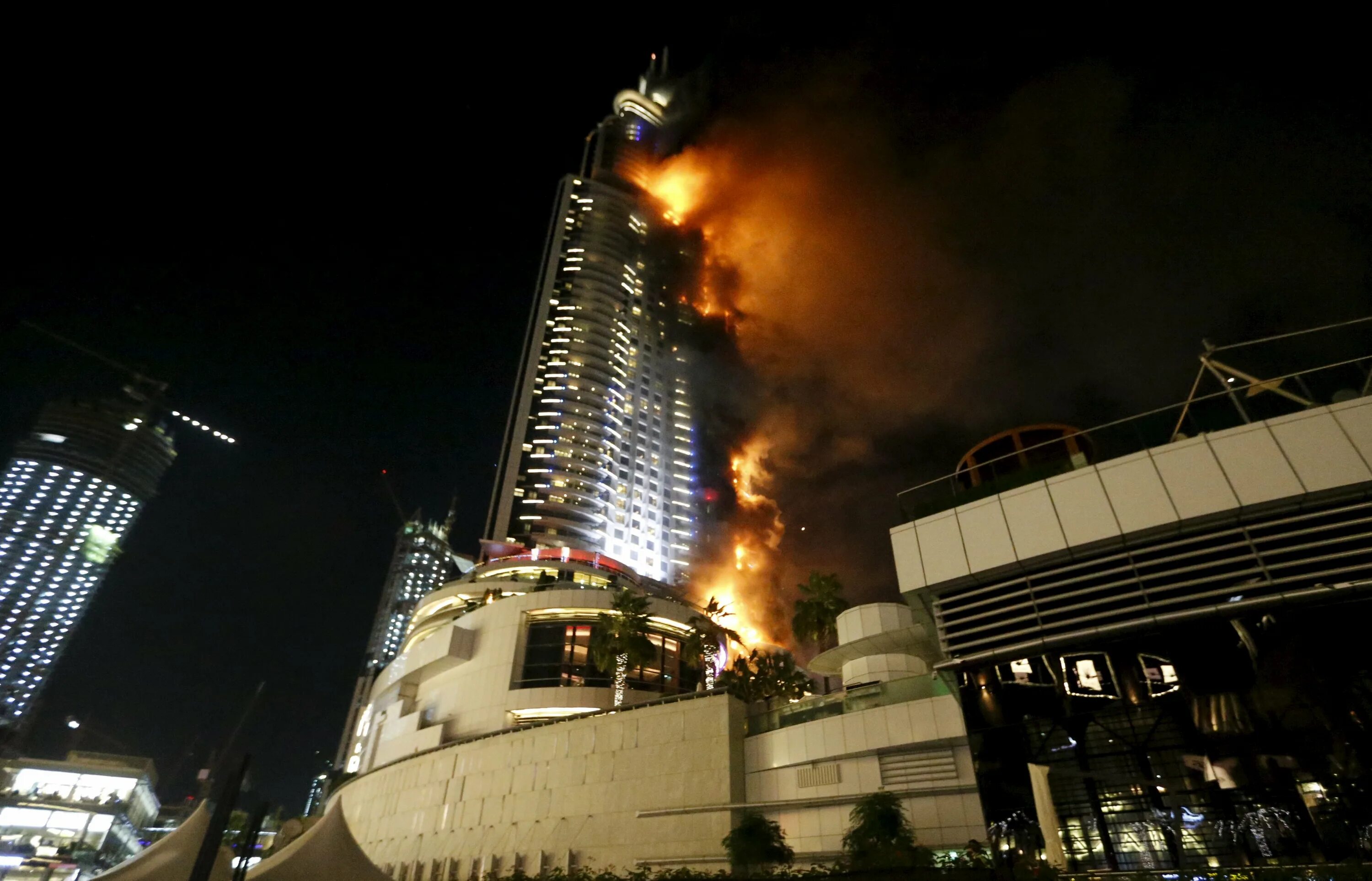 Какая обстановка сейчас в дубае. Бурдж Халифа пожар. Пожар в ОАЭ небоскреб. Бурдж-Халифа Дубай горит. Бурдж-Халифа Дубай пожар.
