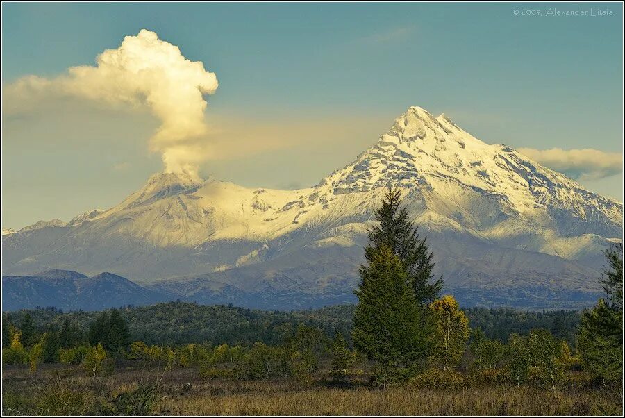 Шивелуч и ключевская сопка. Камчатка вулкан ключевская сопка. Камчатка шивелуч. Камчатка шивелуч. Вулкан ключевская сопка.