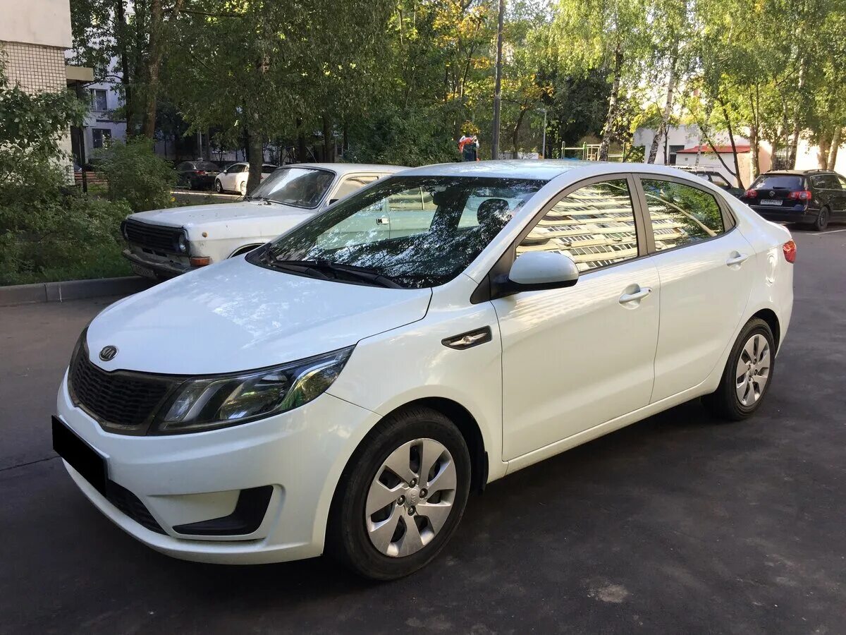 Купить б/у Kia Rio II Рестайлинг 1.4 AT (97 л.с.) бензин автомат в Москве: синий