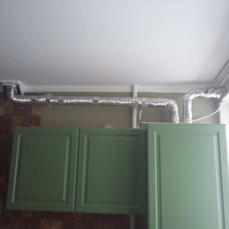 Декор трубы на кухне. Газовая труба на кухне. Полка под газовую трубу. Горизонтальная газовая труба. Спрятать газовую трубу.