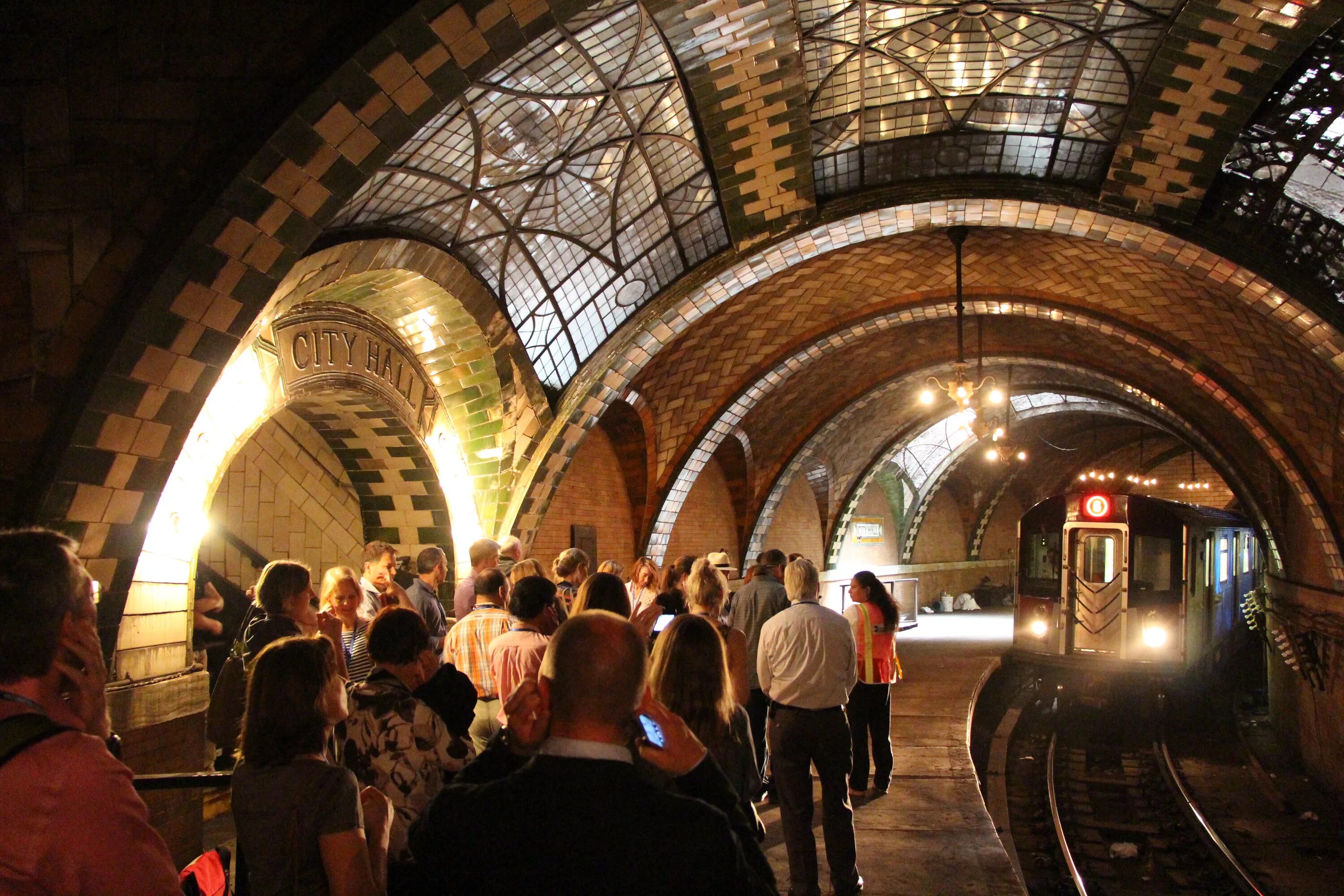 Сити холл какое метро. Сити Холл метро Нью-Йорка. Сити Холл станция метро в Нью-Йорке. Сити Холл Стейшен Нью Йорк метро. Заброшенная станция метро в Нью Йорке Сити Холл.