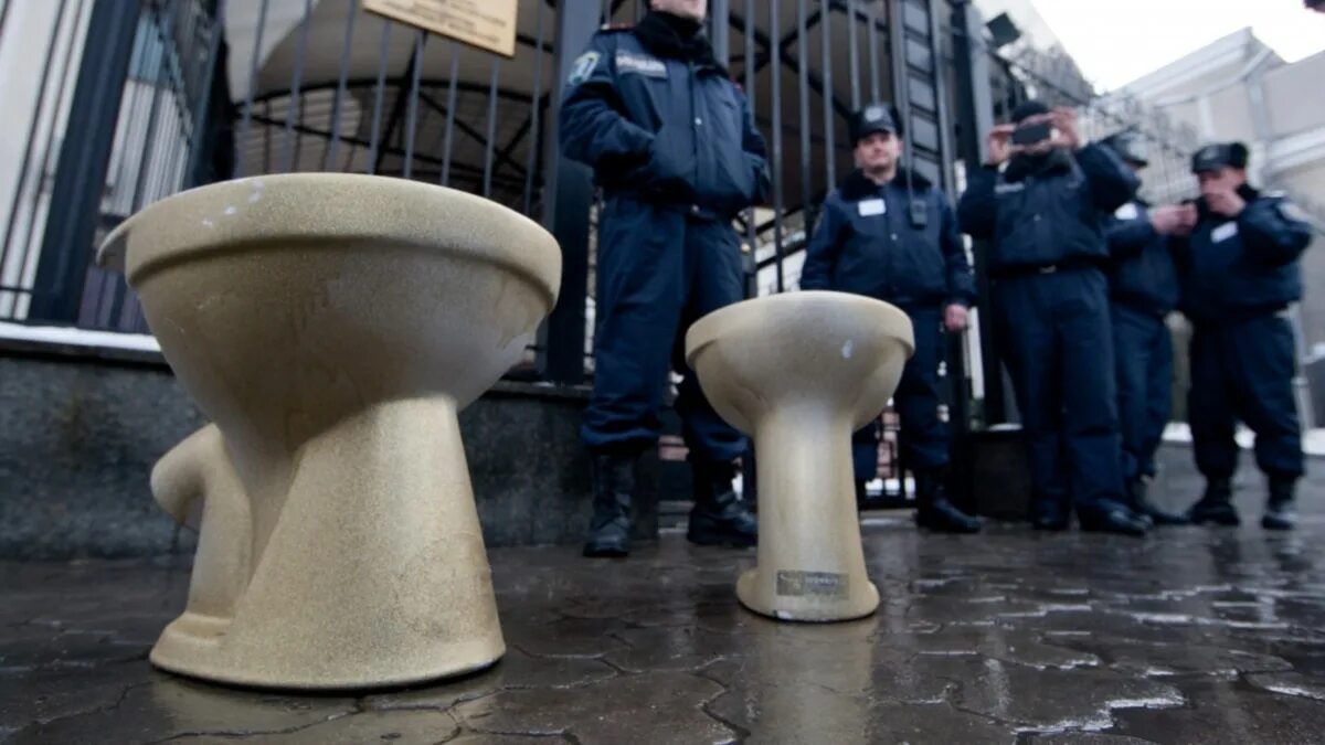 Воровали унитазы. Воровали унитазы. Украинский флаг в туалете. Воровали унитазы. Воровали унитазы.
