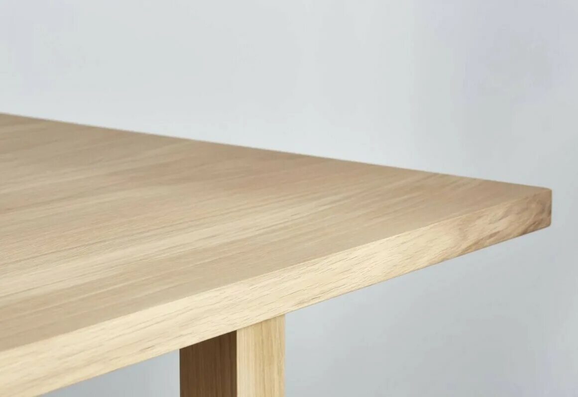 Край стола. Стол из светлого дерева. Край деревянного стола. Стол дуб.