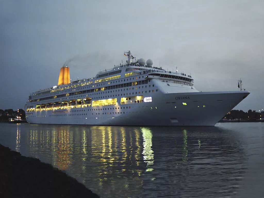 Теплоход в море. Карнивал мэджик круизный лайнер. Теплоход рисунок. Круиз кораблик. Ла атлантик лайнер.