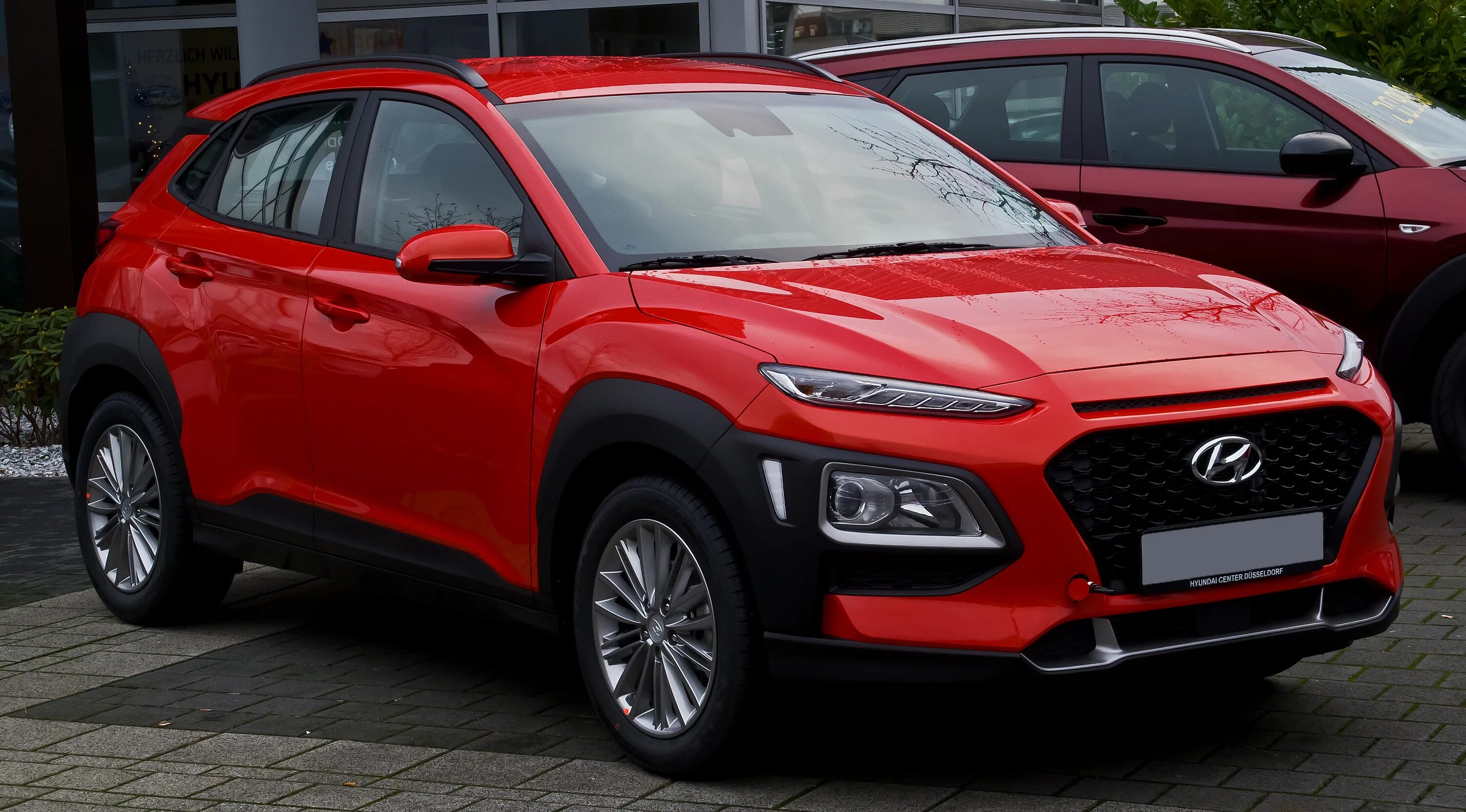 Рейтинг лучших кроссоверов 2023. Hyundai Kona Electric 2023. Hyundai Kona 1.0 t-GDI. Hyundai Kona 1.6 Turbo. Хендай с узкими фарами.