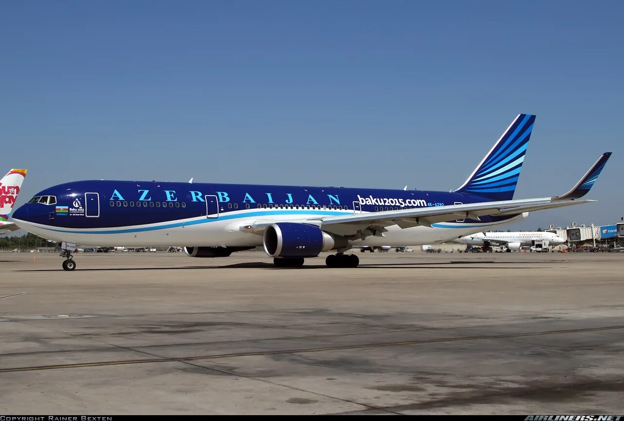 Азербайджан баку самолет. AZAL 767. 787 Dreamliner Баку Дубай. Boeing 767 AZAL. Рейсы в Баку.