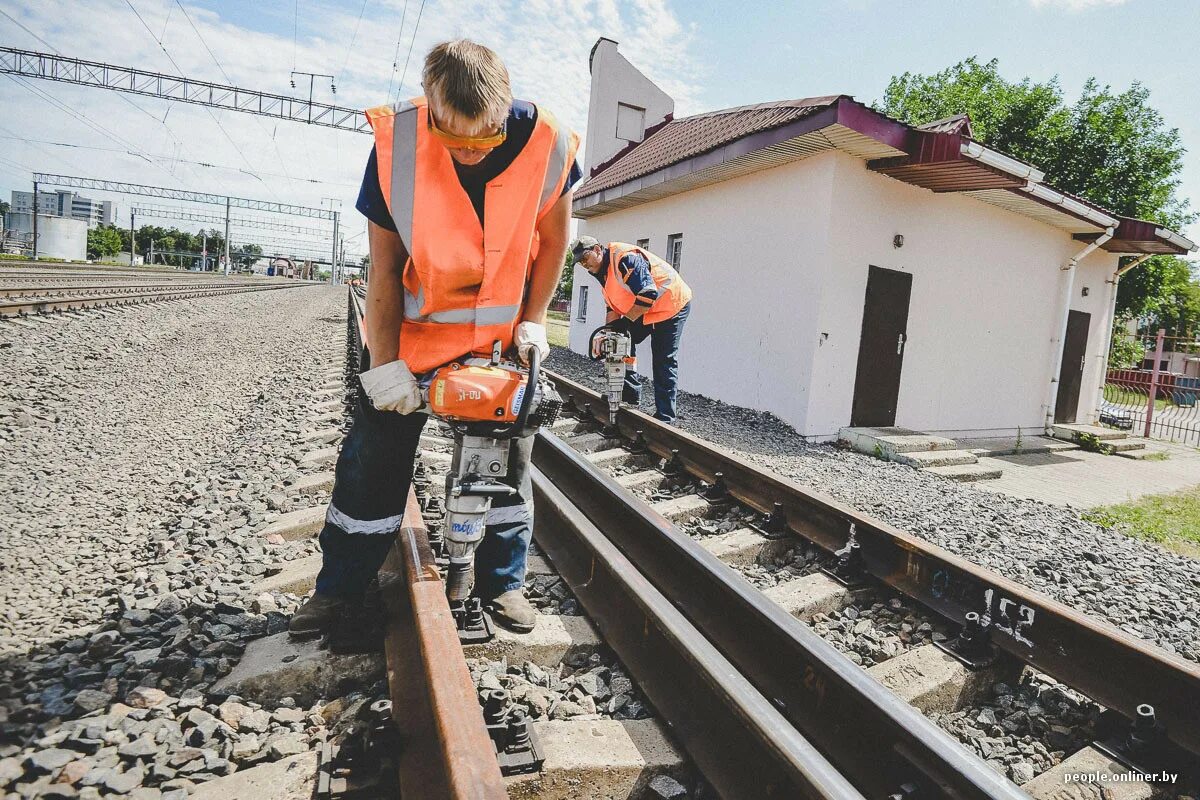 Реконструкция железнодорожного пути. Укладка рельсов. Капитальный ремонт пути. Укладка железнодорожных путей.