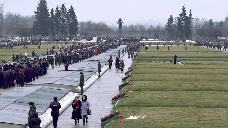 Сколько лет блокаде 2024. Пискаревское кладбище блокада Ленинграда. Пискарёвское кладбище в Ленинграде. Пискарёвское мемориальное кладбище. Мемориал на Пискаревском кладбище.