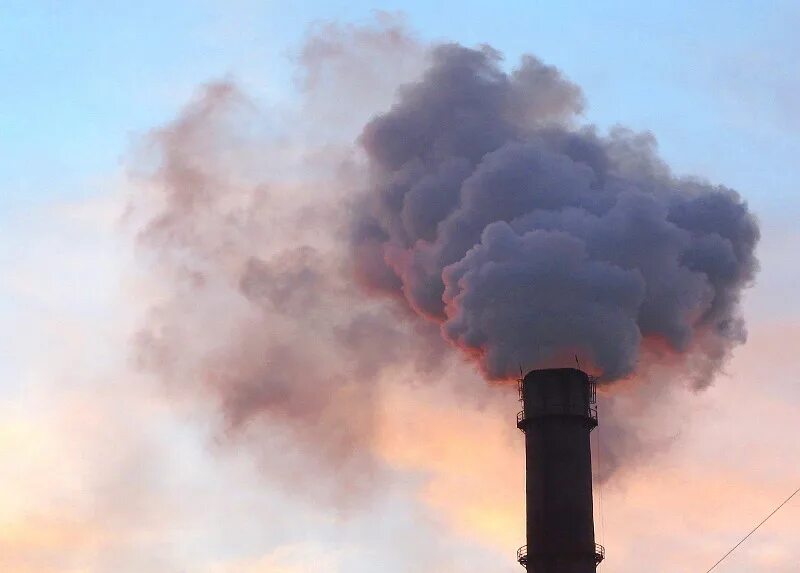 дымящие трубы заводов. черный дым над трубой. промышленная зона трубы. пироговский фабрика дымит. промзона на пискаревке.