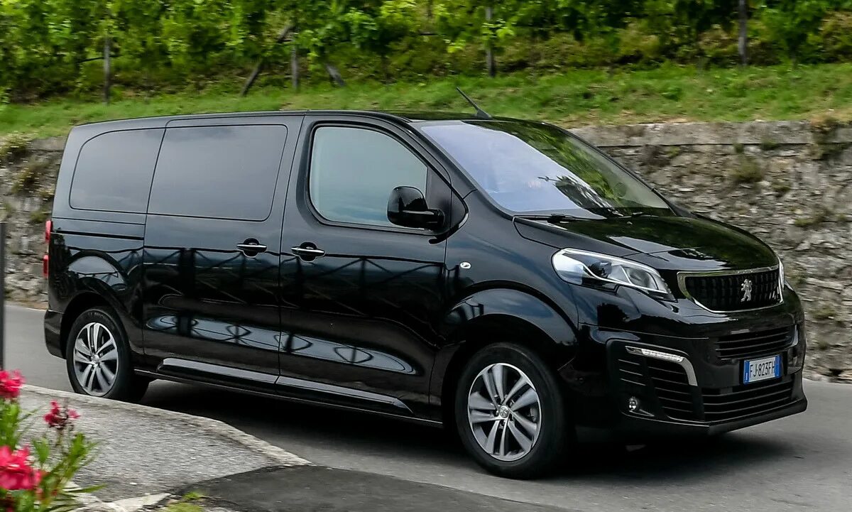 Peugeot traveller 2021. Пежо Травеллер 2022. Peugeot traveller 2023. Пежо минивэн Тревелер 2018. Купить минивэн пежо