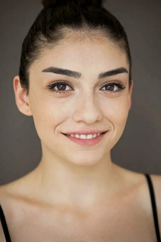 Хазар эргючлю. Хазар эрчеглю. Хазар работа есть. Высшее общество турецкий сериал. Энгин и хазар эргючлю.