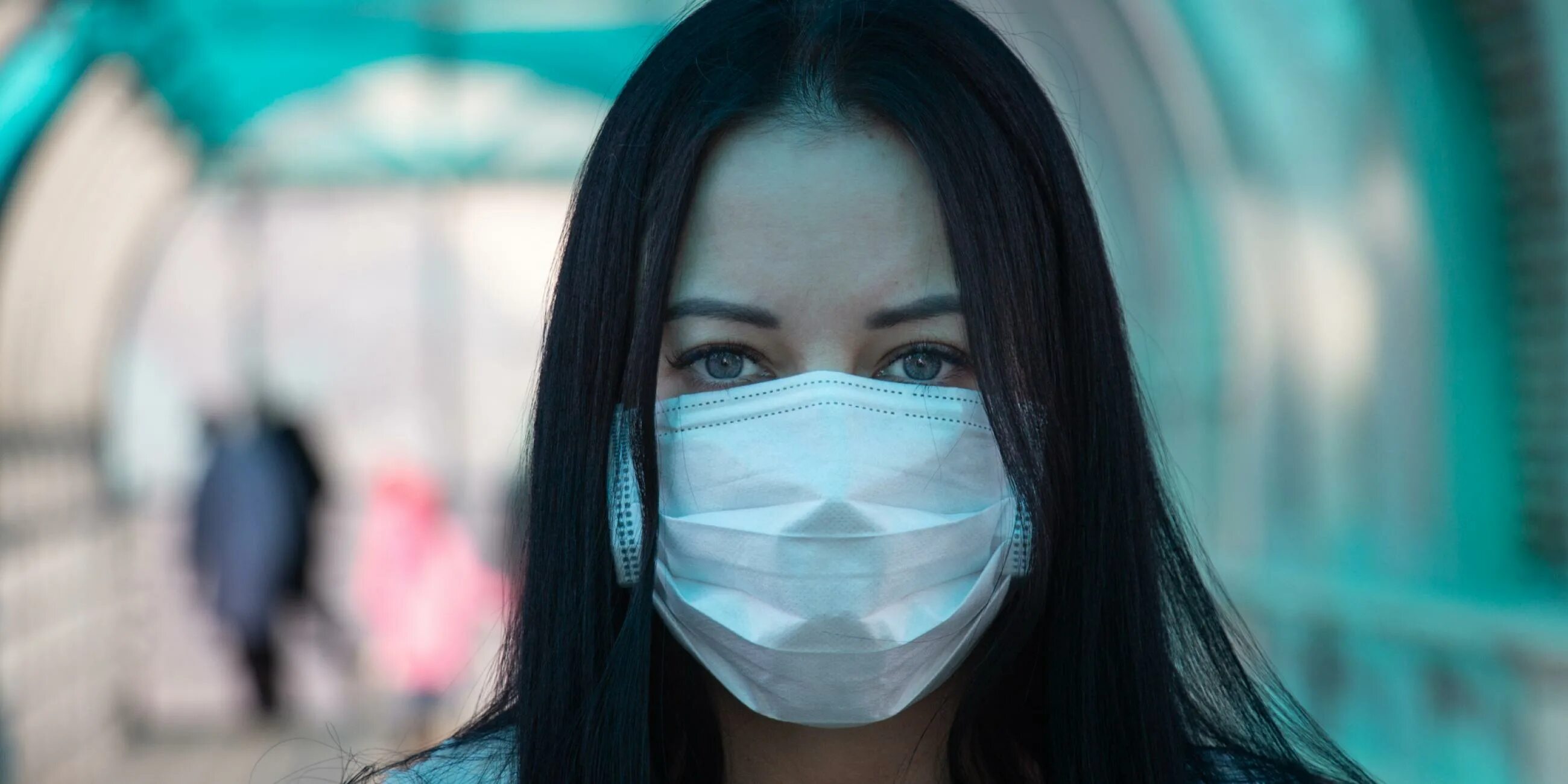 Covid 19 pandemic. Человек надевает маску. Маска медицинская. Wear masks. Человек в маске.